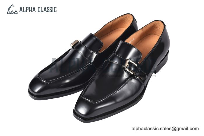 GUCCI Men's Black Calfskin Buckle Loafers 